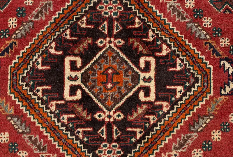 the difference between a Persian rug and a Persian carpet, including size distinctions and weaving techniques like kilim and knotted pile